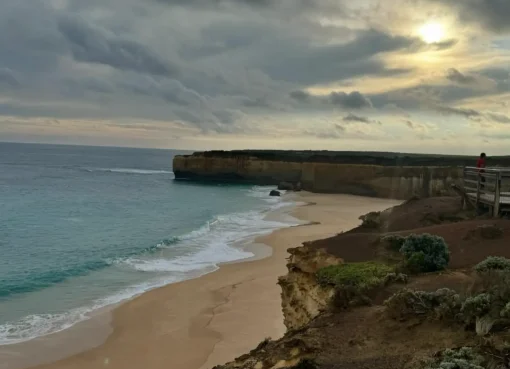 Where does the Great Ocean Road run from and to?